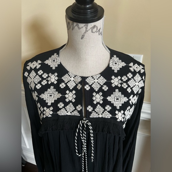 Mossimo, Black & Ivory embroidered open front Boho fringed blouse/cardigan. - Picture 10 of 15